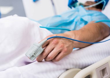 Doktorlar acil serviste erkek bir hastaya canlandırma emri verdi. Kalp masajı. Defibrilasyon