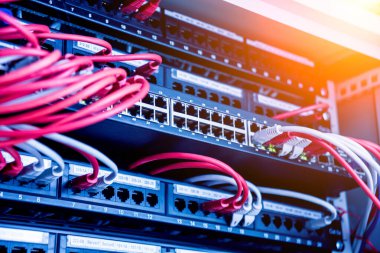 Ağ anahtarı ve ethernet kabloları kırmızı ve beyaz renklerde