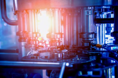 Şişelerdeki ayçiçeği yağı şişeleri, yüksek teknoloji konsepti, endüstriyel arka plan 