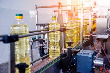 Şişelerdeki ayçiçeği yağı şişeleri, yüksek teknoloji konsepti, endüstriyel arka plan 