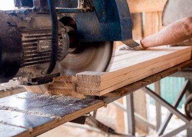 Modern kereste fabrikası. Sanayi kütüklerden testere tahtaları