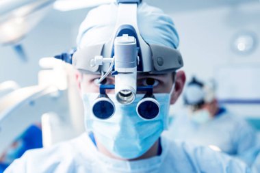 Ameliyat odasında ameliyat malzemeleriyle birlikte omurilik cerrahının portresi. Modern tıbbi geçmiş