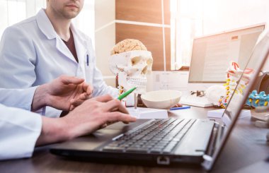 Hastanede tıp konseyi olan iki doktor. Beyin ameliyatından önce tıbbi konuları tartışıyoruz. Beyin Düzeni