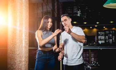 Bilardo oynayan bir grup neşeli genç arkadaş. İşten sonra eğlenceli zamanlar.