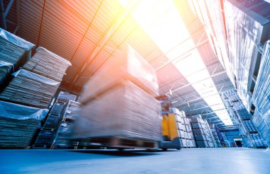 Depo tersanesinde forklift yükleyicisi, teslimat ve lojistik konsepti