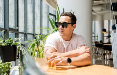 Bardaki genç adam. Bira içmek, pizza yemek. İşten sonra.