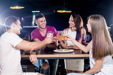 Pub 'daki neşeli arkadaşlar. Bira içmek, konuşmak, eğlenmek. İşten sonra arkadaşlarımla buluşacağım.