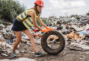Kadın gönüllü plastik çöpleri temizlemeye yardım ediyor. Dünya günü ve ekoloji kavramı