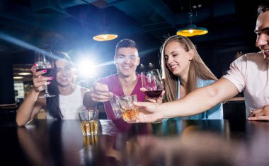 Pub 'daki neşeli arkadaşlar. Bira, şarap ve viski içmek, konuşmak, eğlenmek. İşten sonra arkadaşlarımla buluşacağım.