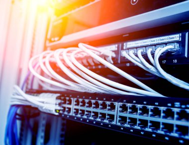 Ağ anahtarı ve ethernet kabloları kırmızı ve beyaz renklerde