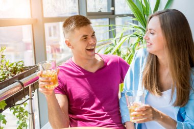 Barda neşeli bir çift var. Bira içmek, konuşmak, eğlenmek. İşten sonra toplantı