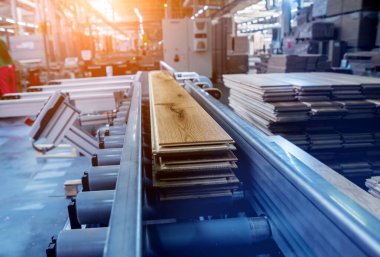 Ahşap zemin fabrikasının üretim hattı, endüstriyel arka plan