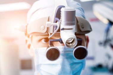 Ameliyat odasında ameliyat malzemeleriyle birlikte omurilik cerrahının portresi. Modern tıbbi geçmiş