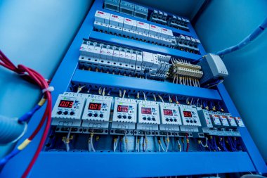Devre kesicileri ve elektrik arkaplanı olan elektrik santrali.