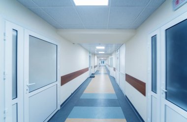 Modern klinikteki boş uzun koridor, tıbbi geçmiş.