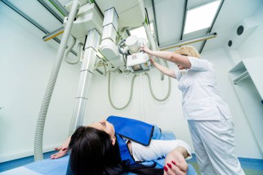 Radyolog ve hasta röntgen odasında. Klasik tavana monte edilmiş x-ray sistemi