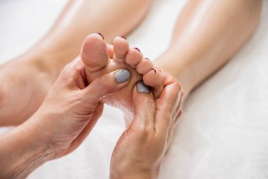 Kaplıca salonunda ayak masajından hoşlanan güzel bir genç kadın. Kozmetoloji kavramı