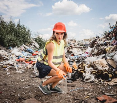 Kadın gönüllü plastik çöpleri temizlemeye yardım ediyor. Dünya günü ve ekoloji kavramı