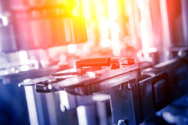 Otomatik doldurma makinesi plastik şişelere su dolduruyor, endüstriyel arka plan