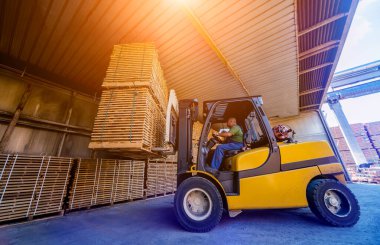 Forklift yükleyicisi keresteleri kuru fırına yüklüyor. Ağaç kuruyor.