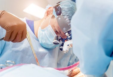 Omurilik ameliyatı. Ameliyathanede ameliyathanede ameliyat aleti olan bir grup cerrah. Laminektomi. Modern tıbbi arka plan