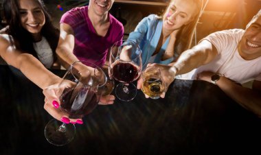 Pub 'daki neşeli arkadaşlar. Bira, şarap ve viski içmek, konuşmak, eğlenmek. İşten sonra arkadaşlarımla buluşacağım.