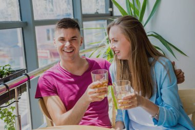 Barda neşeli bir çift var. Bira içmek, konuşmak, eğlenmek. İşten sonra toplantı