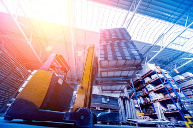 Depo tersanesinde forklift yükleyicisi, teslimat ve lojistik konsepti