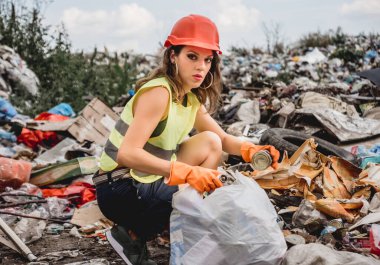 Kadın gönüllü plastik çöpleri temizlemeye yardım ediyor. Dünya günü ve ekoloji kavramı