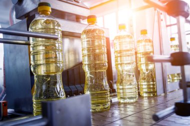 Şişelerdeki ayçiçeği yağı şişeleri, yüksek teknoloji konsepti, endüstriyel arka plan 