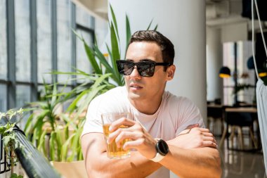 Bardaki genç adam. Bira içmek, pizza yemek. İşten sonra.