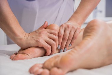Kaplıca salonunda ayak masajından hoşlanan güzel bir genç kadın. Kozmetoloji kavramı