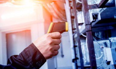 Fünye kutusundaki sıcaklığı kontrol etmek için kızılötesi termal görüntüleme kamerası kullanan teknisyenleri kapat