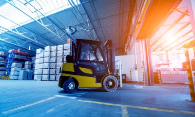 Depo tersanesinde forklift yükleyicisi, teslimat ve lojistik konsepti