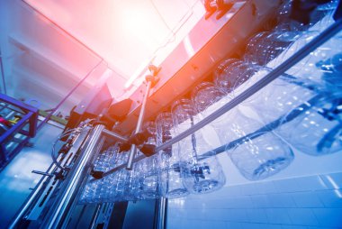 Şişelerdeki ayçiçeği yağı şişeleri, yüksek teknoloji konsepti, endüstriyel arka plan 