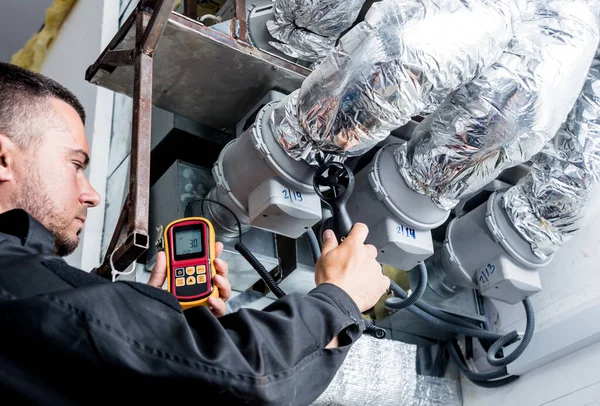 Technik Používá Ruční Anemometr Měření Průtoku Vzduchu Rychlosti Tlaku Větru — Stock fotografie