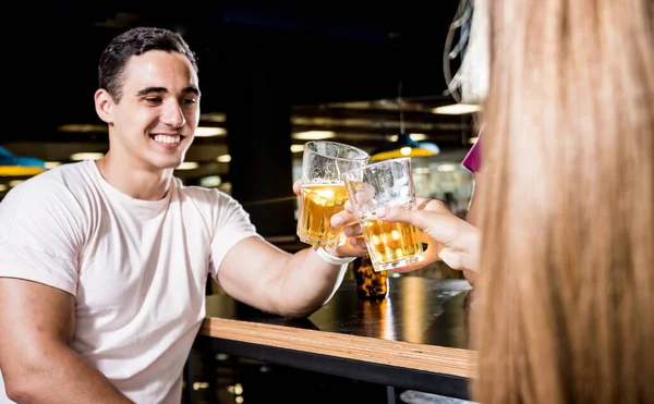 Amigos Alegres Pub Beber Cerveza Hablar Divertirse Encuentro Con Amigos — Foto de Stock