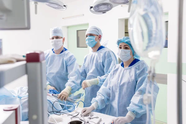 수술이요 수술실에서 현대적 절단기를 사용하는 정형외과 의사들이 일하고 수술이요 병원의 — 스톡 사진
