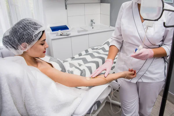 Médico Cosmetólogo Hace Procedimiento Gotero Cosmetología Infusión Una Joven Salón —  Fotos de Stock