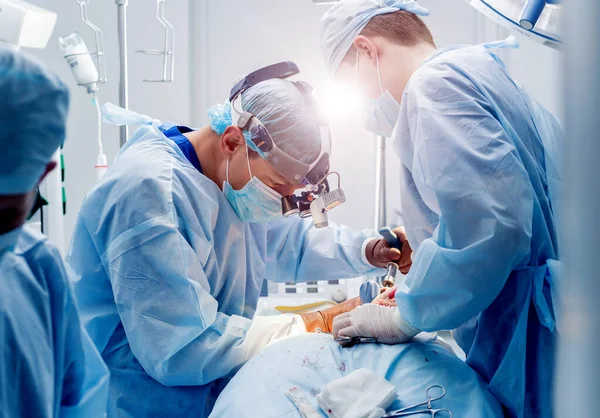 Gerinc Műtét Sebészek Csoportja Műtővel Sebészeti Felszereléssel Laminectomy Modern Orvosi — Stock Fotó