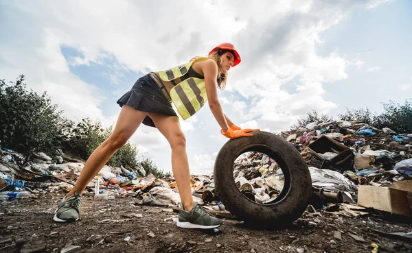 Kadın Gönüllü Plastik Çöpleri Temizlemeye Yardım Ediyor Dünya Günü Ekoloji — Stok fotoğraf