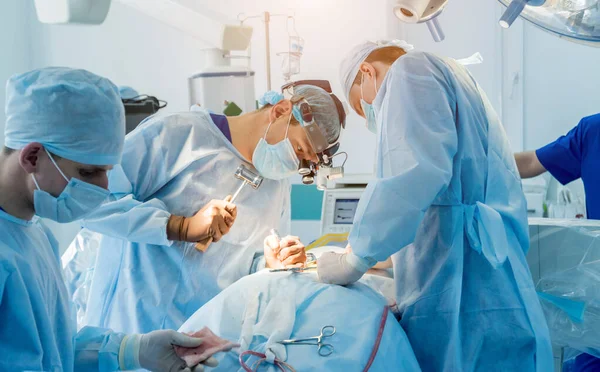 Cirugía Columna Grupo Cirujanos Quirófano Con Equipo Quirúrgico Laminectomía Formación —  Fotos de Stock
