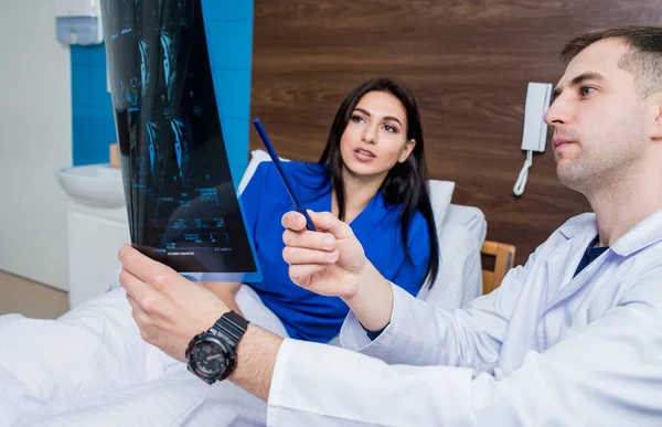 Traumatologe Zeigt Mri Film Einem Patienten Krankenhaus Medizinischer Hintergrund — Stockfoto