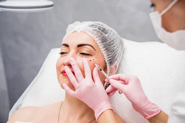 Arts Cosmetoloog Maakt Gezichtsinjecties Procedure Jonge Vrouw Een Schoonheidssalon Cosmetologisch — Stockfoto