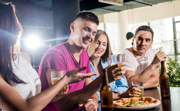 Veselí Přátelé Hospodě Pít Pivo Víno Whisky Mluvit Bavit Setkání — Stock fotografie