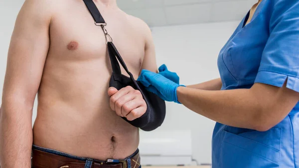 Sjuksköterskan Sätter Lyftsele Patientens Arm Som Bruten Skada Bruten Arm — Stockfoto