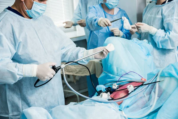 应用腹腔镜设备进行妇科手术的过程 一组外科医生带着手术器械在手术室里 医疗背景 — 图库照片