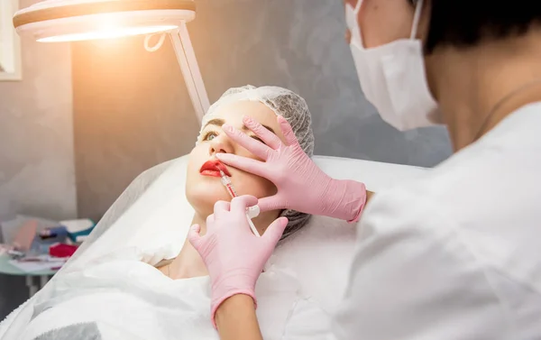 Arts Cosmetoloog Maakt Gezichtsinjecties Procedure Jonge Vrouw Een Schoonheidssalon Cosmetologisch — Stockfoto