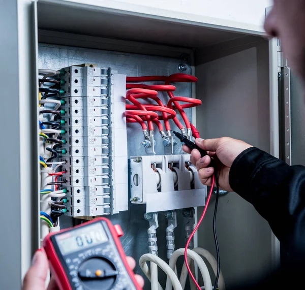 Close Van Elektrische Metingen Met Multimeter Tester — Stockfoto