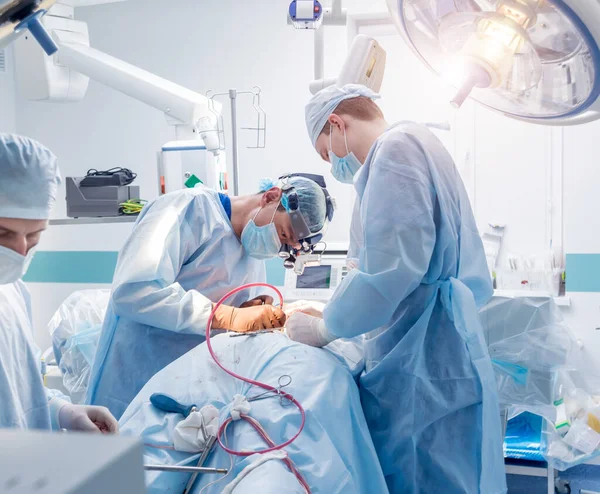 장비와 수술실에서 의사의 라미네 절제술 — 스톡 사진